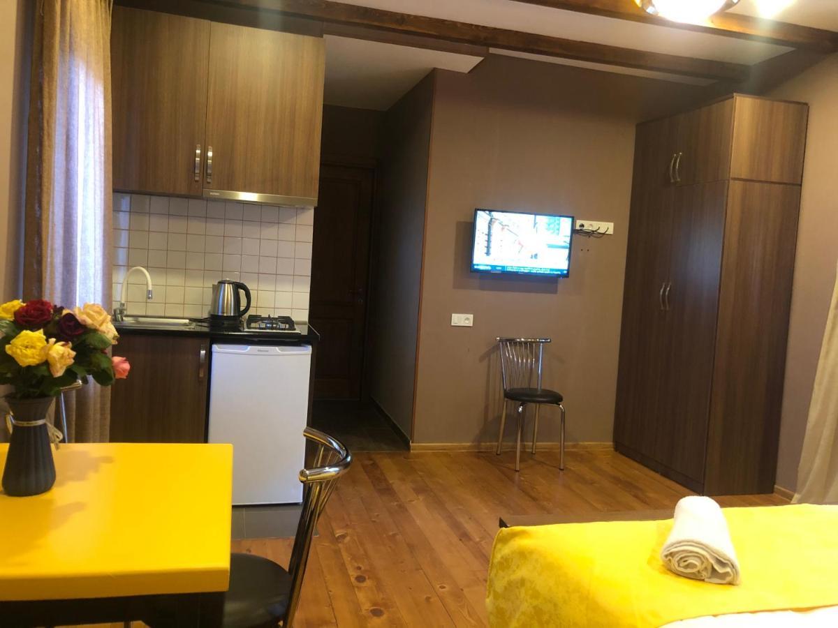 Borjomi Yellow Hotel Buitenkant foto