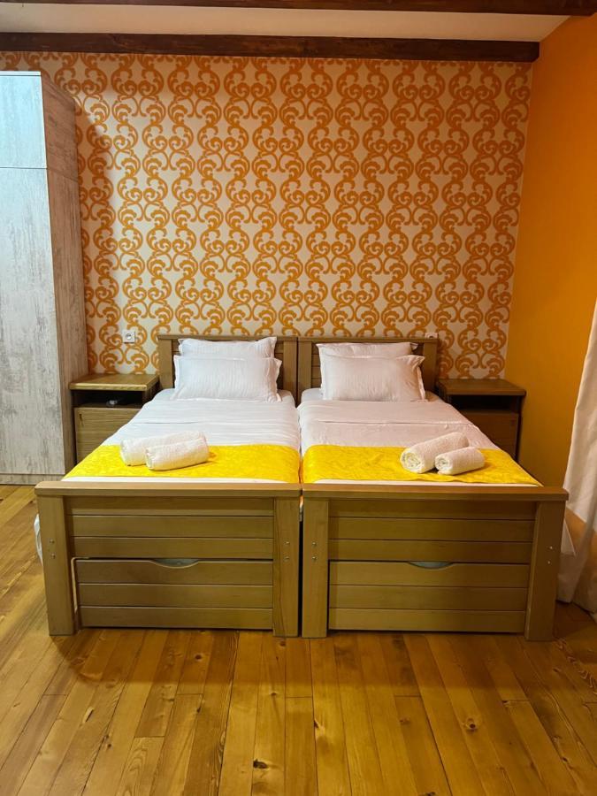 Borjomi Yellow Hotel Buitenkant foto