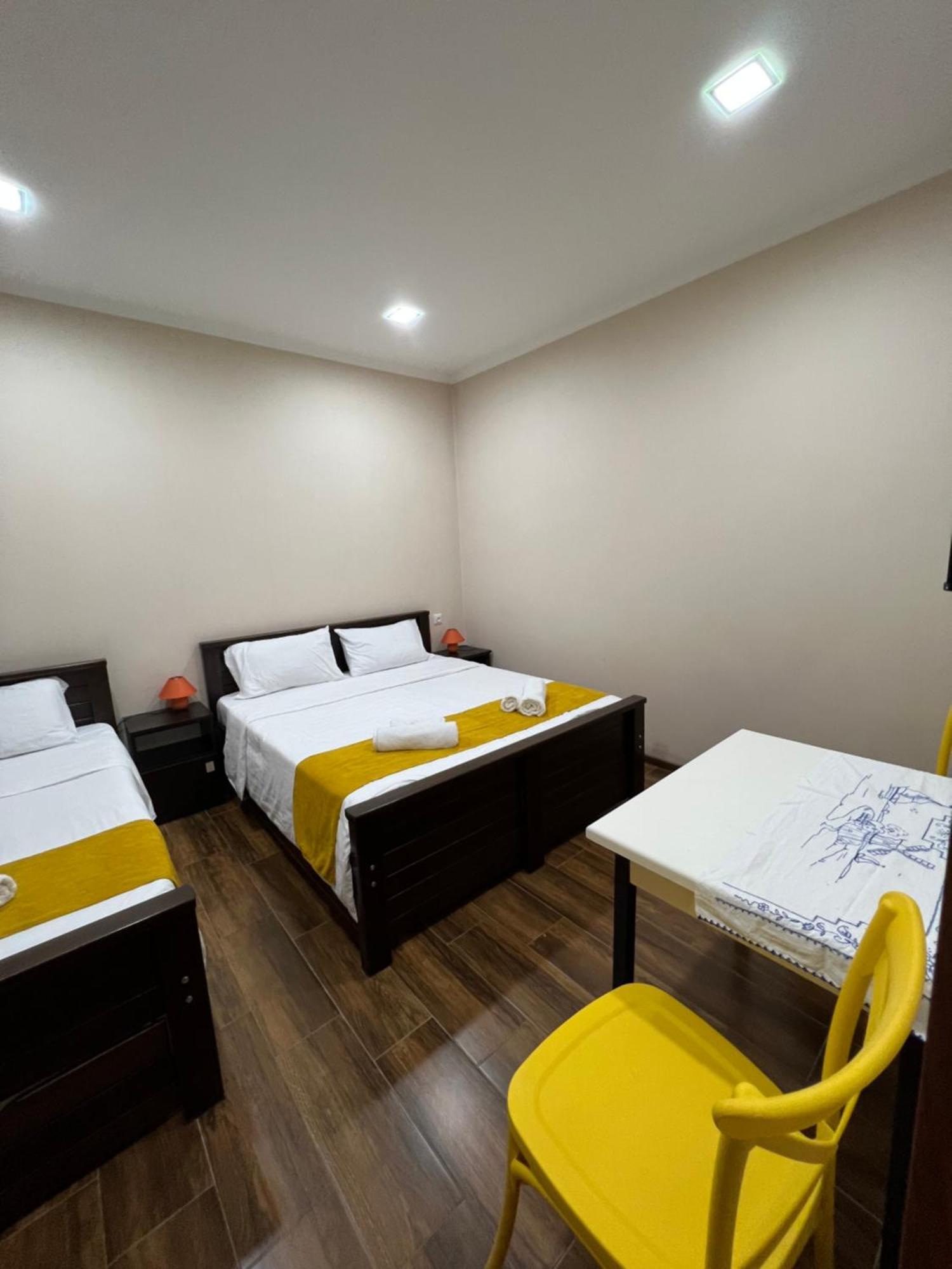 Borjomi Yellow Hotel Buitenkant foto